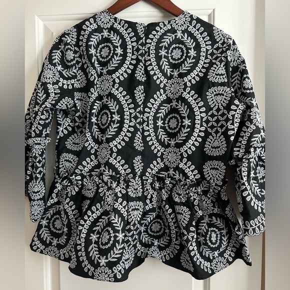 🛍️ 2/$15 ASOS Embroidered Ruffle Blouse Top Black White Sz 6 - Picture 4 of 7